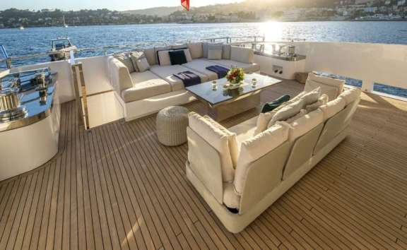 Main Deck Aft - Lounge Area