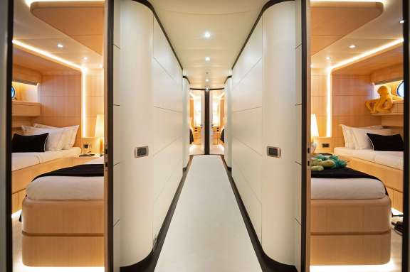 Image of PAREAKI II yacht #12