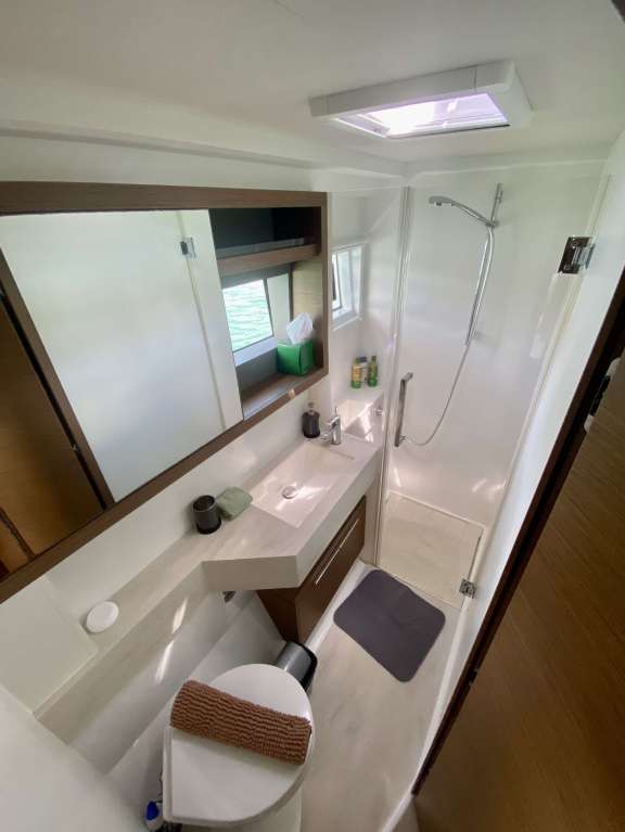 Light and airy bathroom on port side