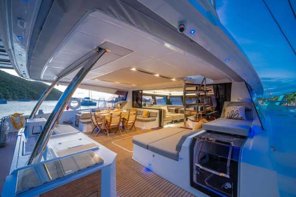 Aft cockpit with dining by duck