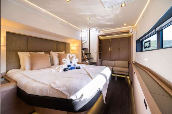 Master starboard forward guest suite