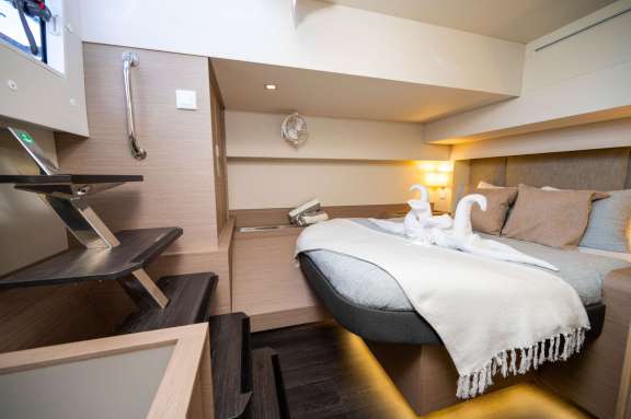 Starboard aft guest suite