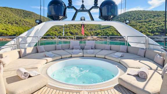 Sundeck Jacuzzi