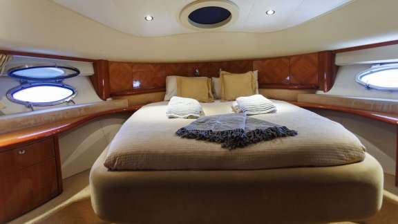 Forward VIP cabin with ensuite facilities