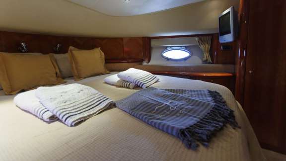Forward VIP cabin with ensuite facilities