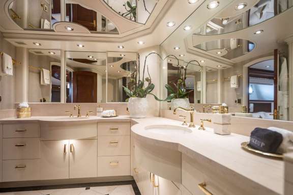 Image of RISK & REWARD yacht #7