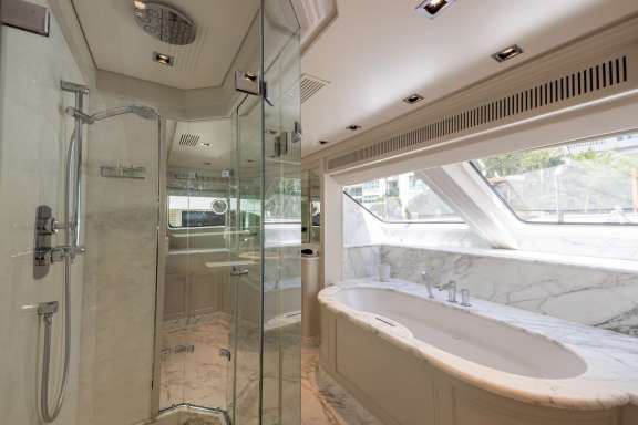 Master Stateroom En-Suite w/ jacuzzi Tub