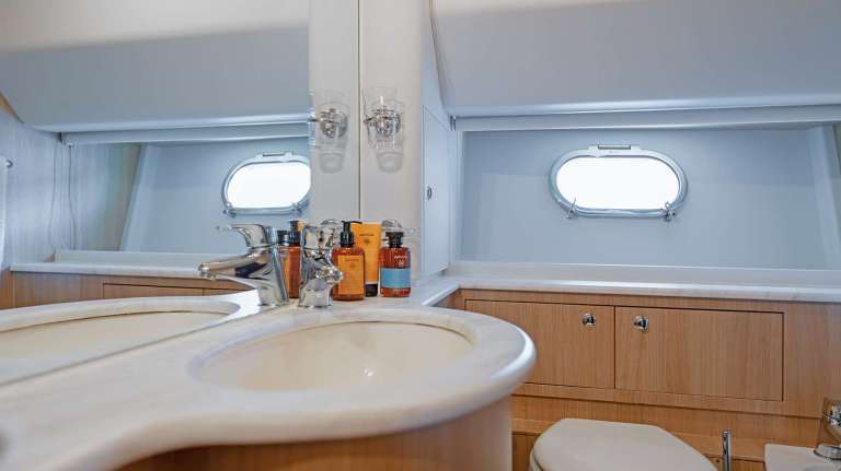 Vip Cabin bathroom