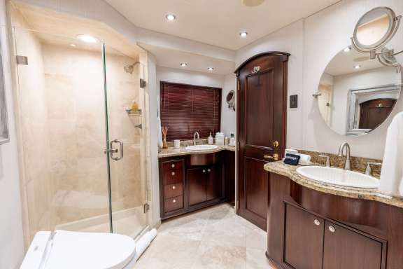 Master Stateroom En-Suite w/ jacuzzi Tub