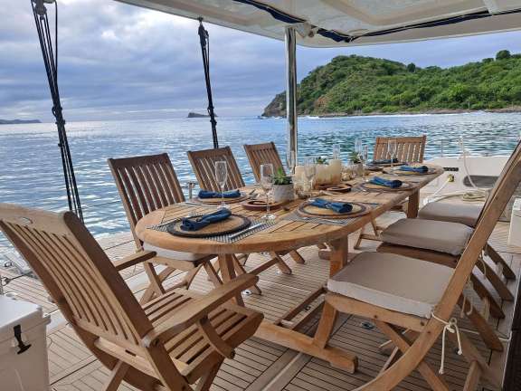 Aft deck alfresco dining