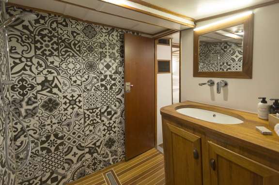 Twin Suite's bathroom