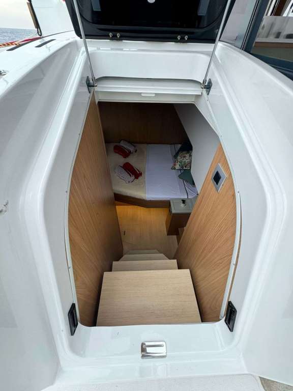 Access to port aft cabin