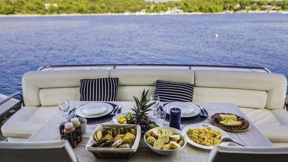 Image of 2 DRUNK yacht #3